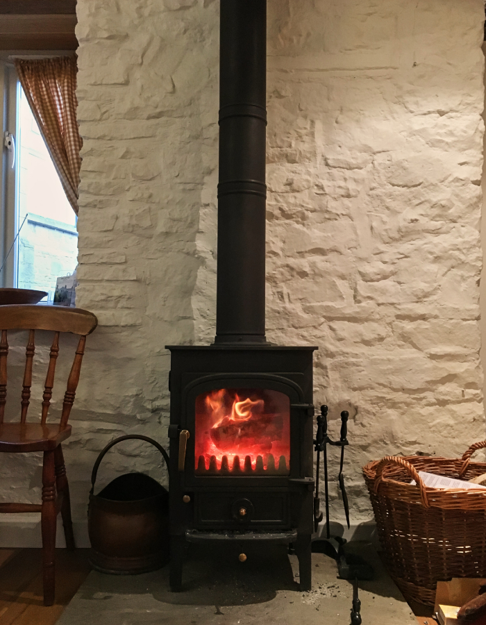 Poêle à bois allumé dans une maison pour un chauffage chaleureux et confortable